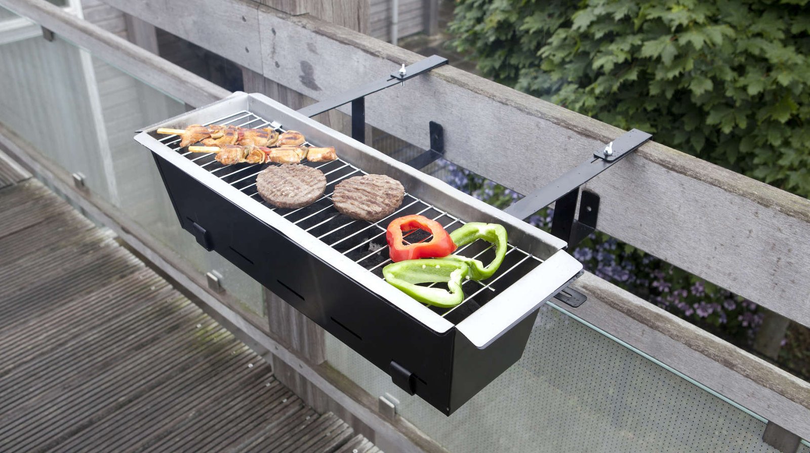 Il barbecue da balcone, cos'è e le regole per farlo (se si può