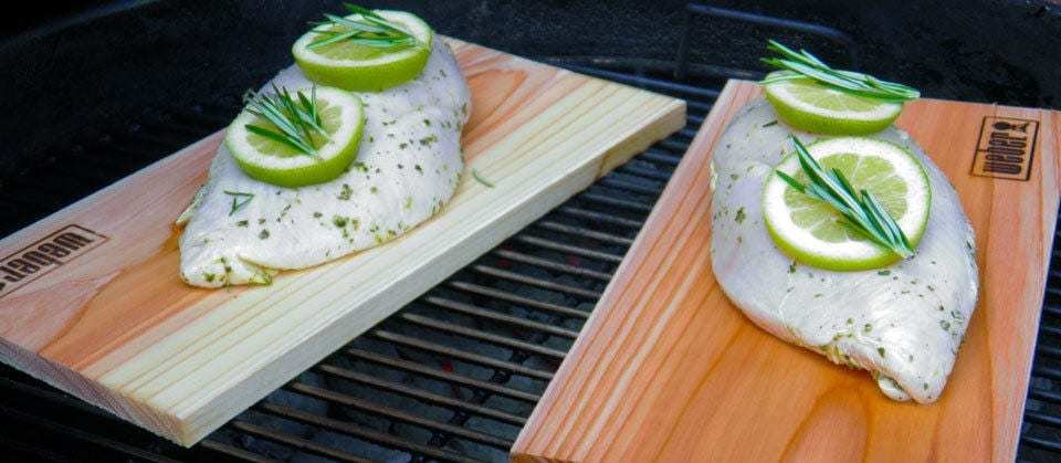 Petto di pollo affumicato su placca di cedro