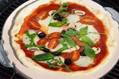 Pizza al barbecue: come fare la pizza sul bbq