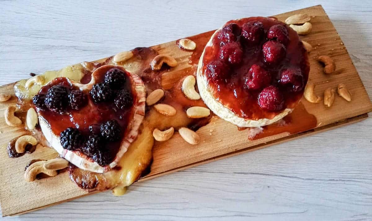 formaggio affumicato su placca di cedro