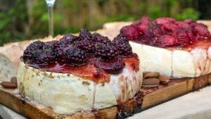 Formaggio affumicato su placca di cedro