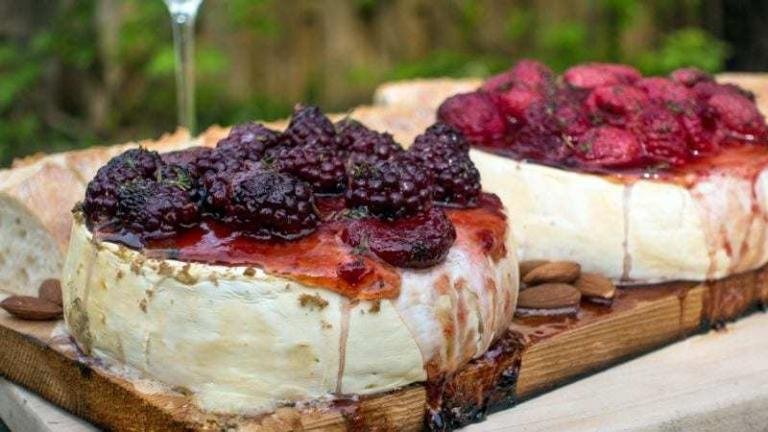 Formaggio affumicato su placca di cedro