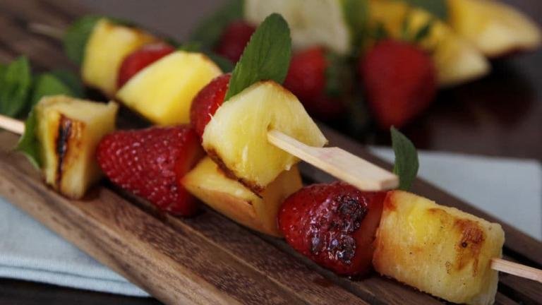 spiedini di frutta alla griglia