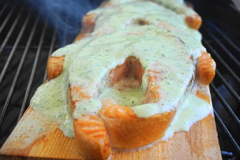 salmone su tavoletta di cedro con crema al basilico