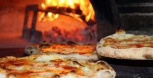 pizza e pietra refrattaria