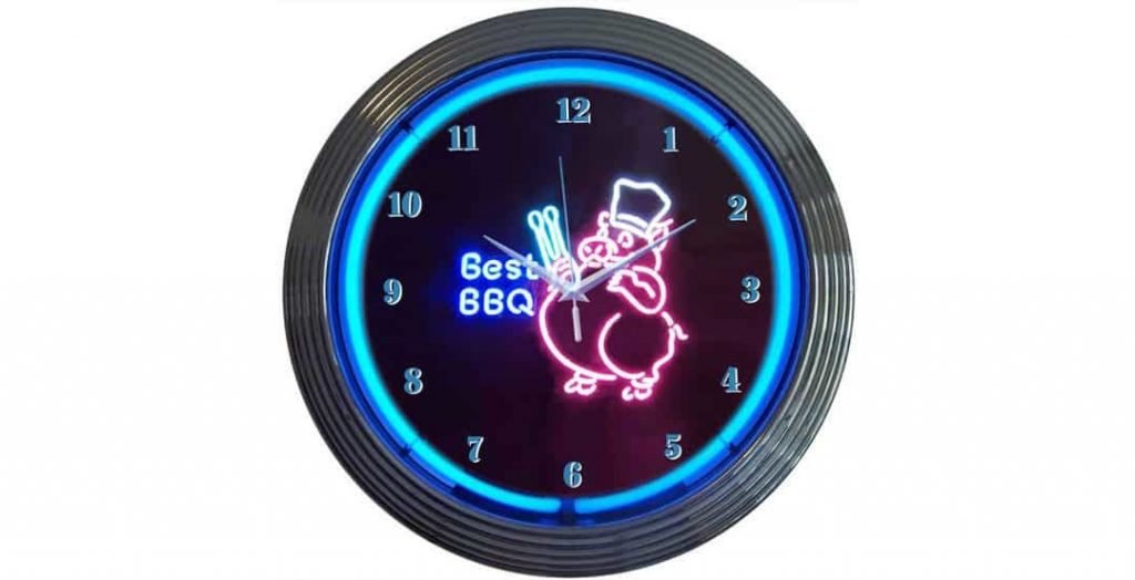 Orologio da parete che simboleggia la fretta come cattiva consigliera del bbq