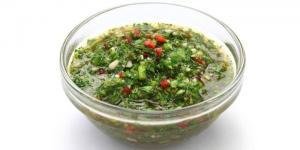 Salsa chimichurri tradizionale per accompagnare la carne alla griglia