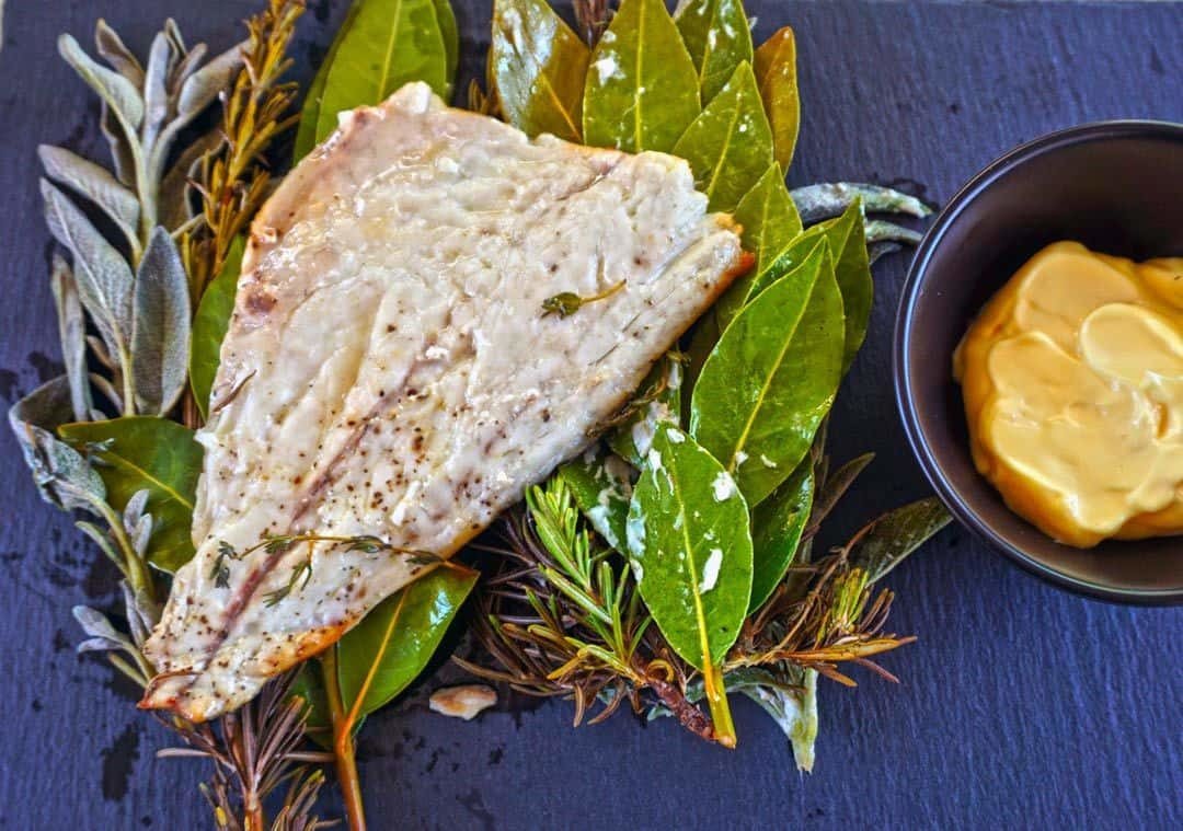 filetti di orata alla griglia su letto di erbe aromatiche