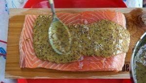 marinata alla senape per salmone su placca di cedro