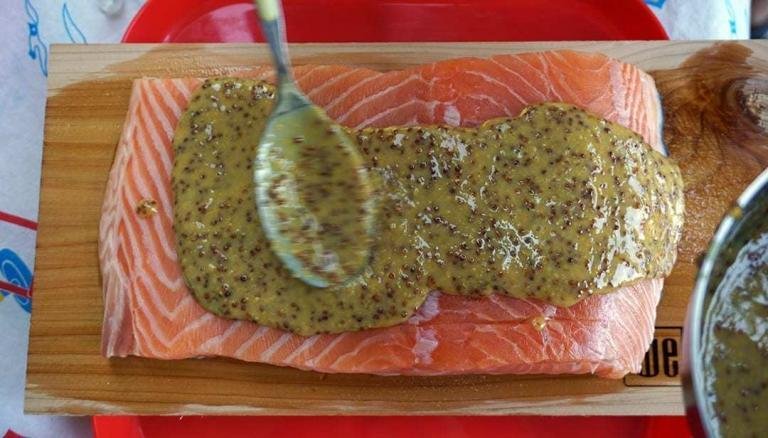 marinata alla senape per salmone su placca di cedro