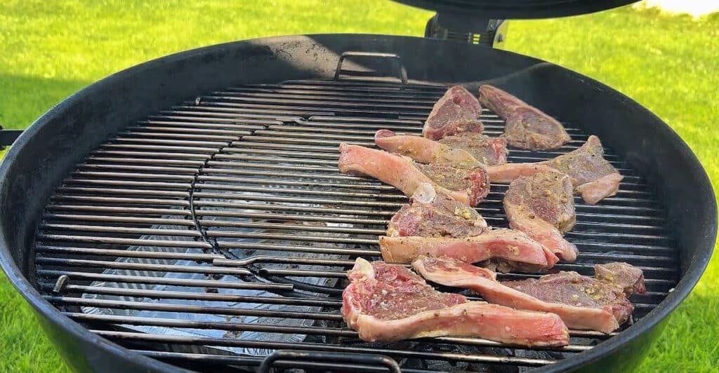 Costolette di agnello alla griglia alla mediorientale di Pasqua
