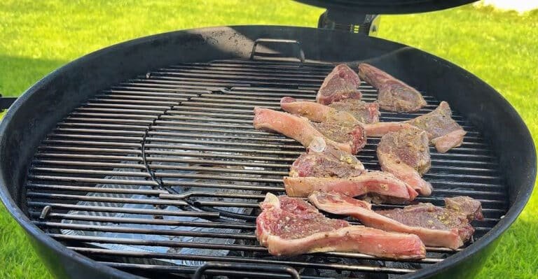 Costolette di agnello alla griglia alla mediorientale di Pasqua