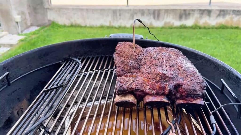 Beef ribs in cottura sul kettle