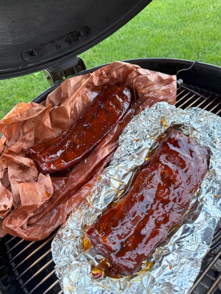 Costine di maiale glassate e succose preparate con il metodo ribs 3-2-1