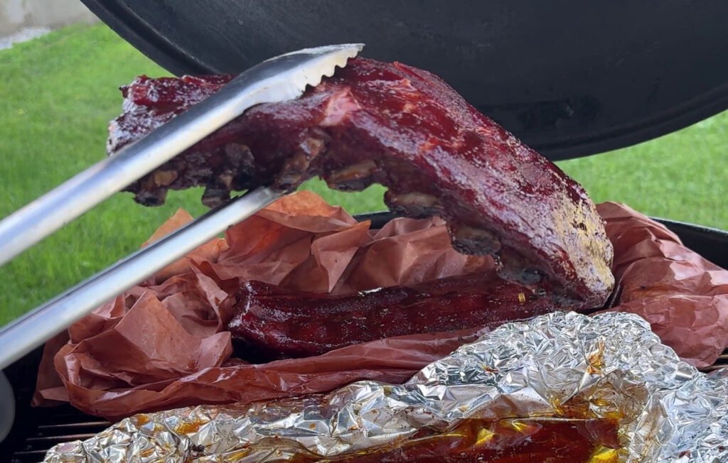 Esecuzione del bend test su una baffa di pork ribs per verificarne la cottura perfetta