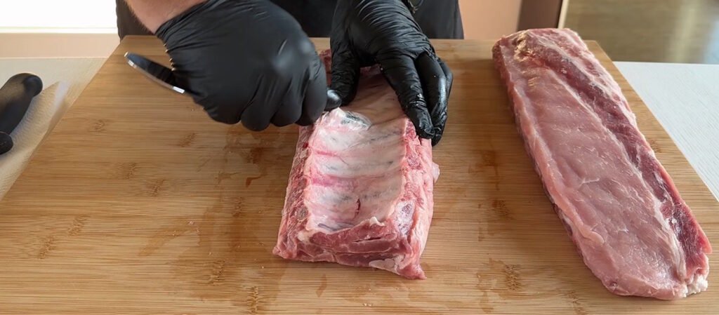 Rimozione della membrana da una baffa di costine di maiale, passaggio chiave della ricetta ribs 3-2-1