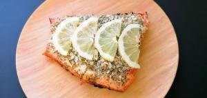 salmone grigliato in crosta di parmigiano e limone