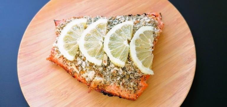 salmone grigliato in crosta di parmigiano e limone