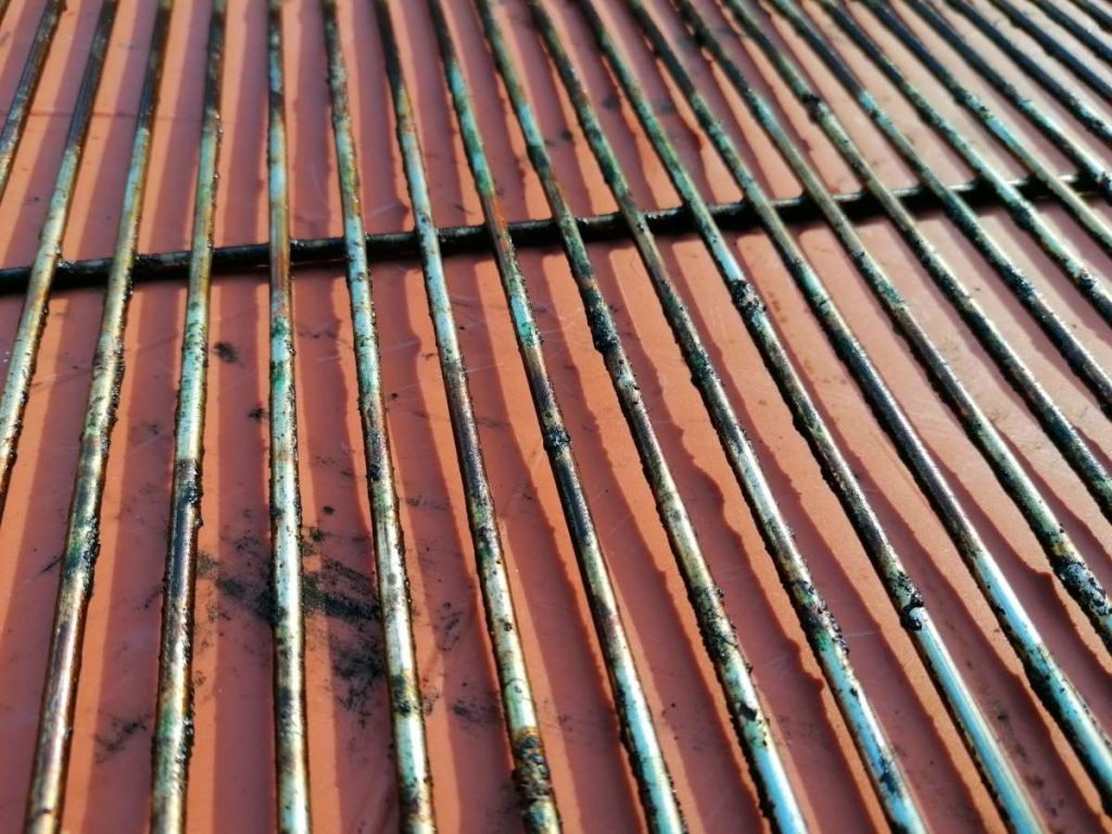 Griglia in acciaio inox sporca e incrostata prima della pulizia