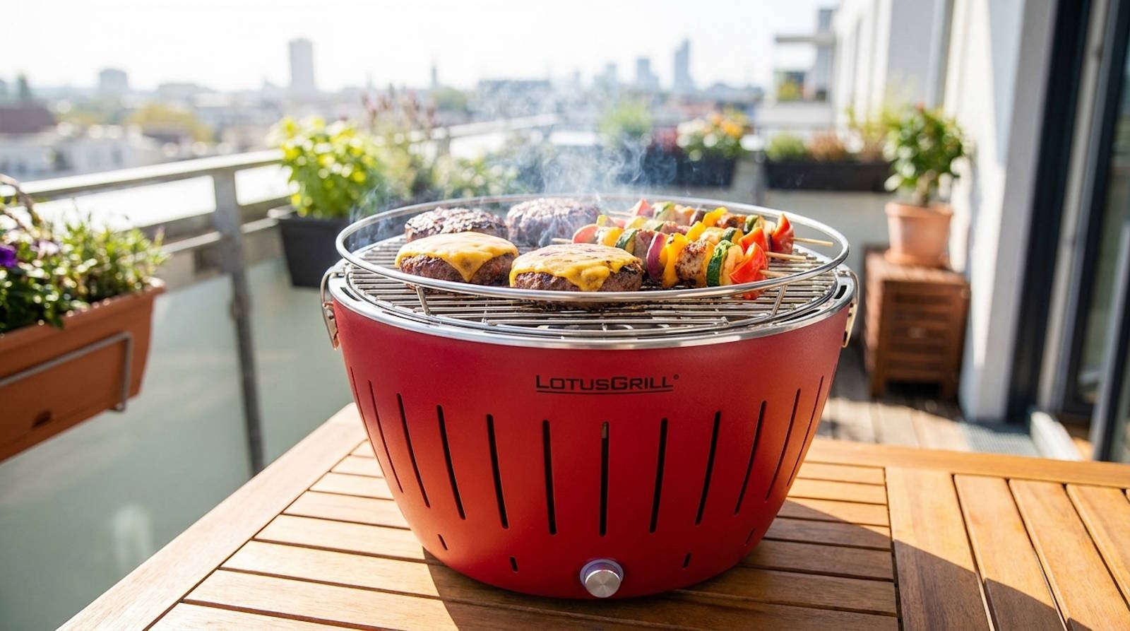 LotusGrill sul tavolo in balcone con carne con cottura