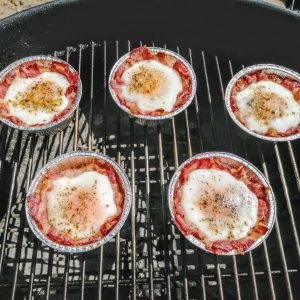 Cestini uova e bacon al barbecue