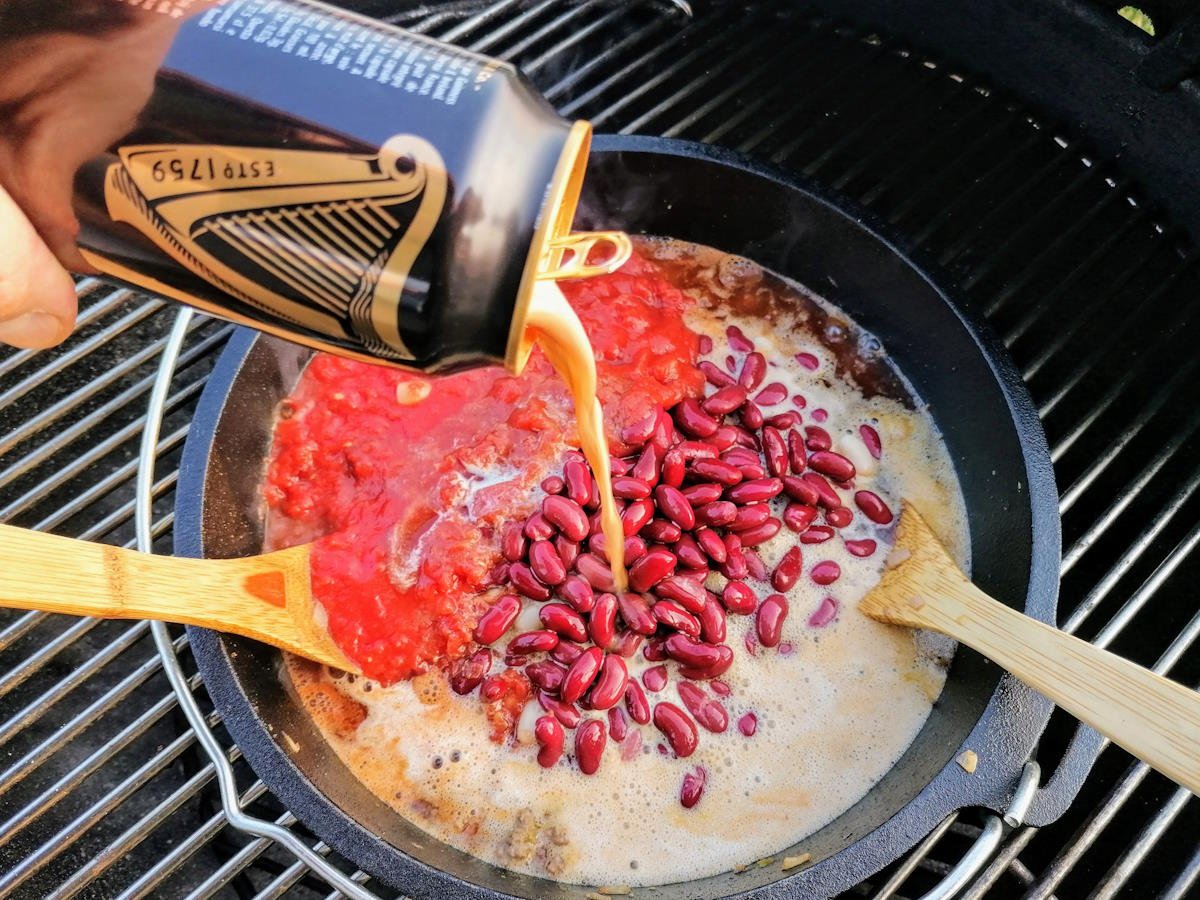 Chili con carne nella pentola di ghisa
