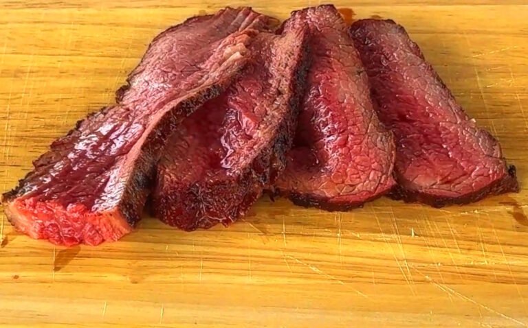 Tri tip alla griglia cotto in reverse searing, affettato sul tagliere con interno rosa e crosta scura