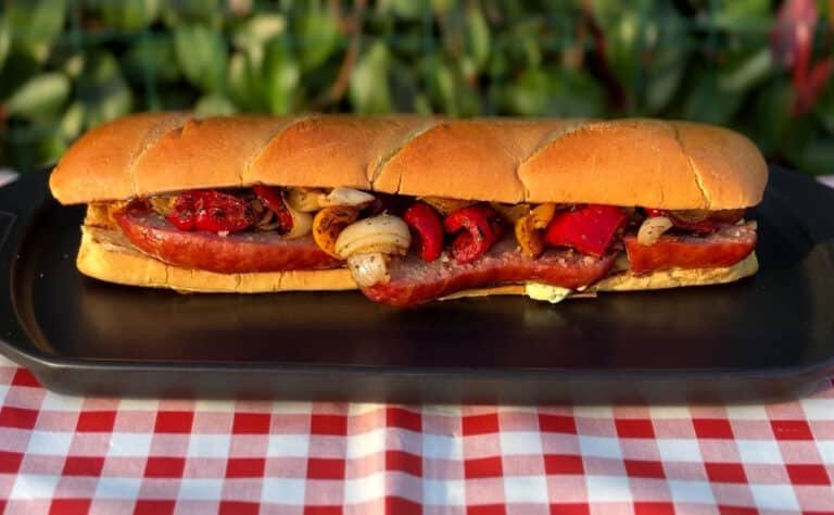 Panino BBQ con salamelle affumicate e verdure grigliate