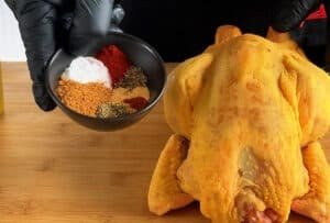 Rub di spezie fatto in casa per insaporire il pollo al girarrosto: paprika, aglio, cipolla, peperoncino