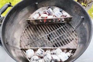 Barbecue a carbone impostato per la cottura indiretta del pollo al girarrosto