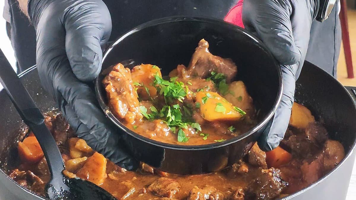Stufato di manzo irlandese in ciotola