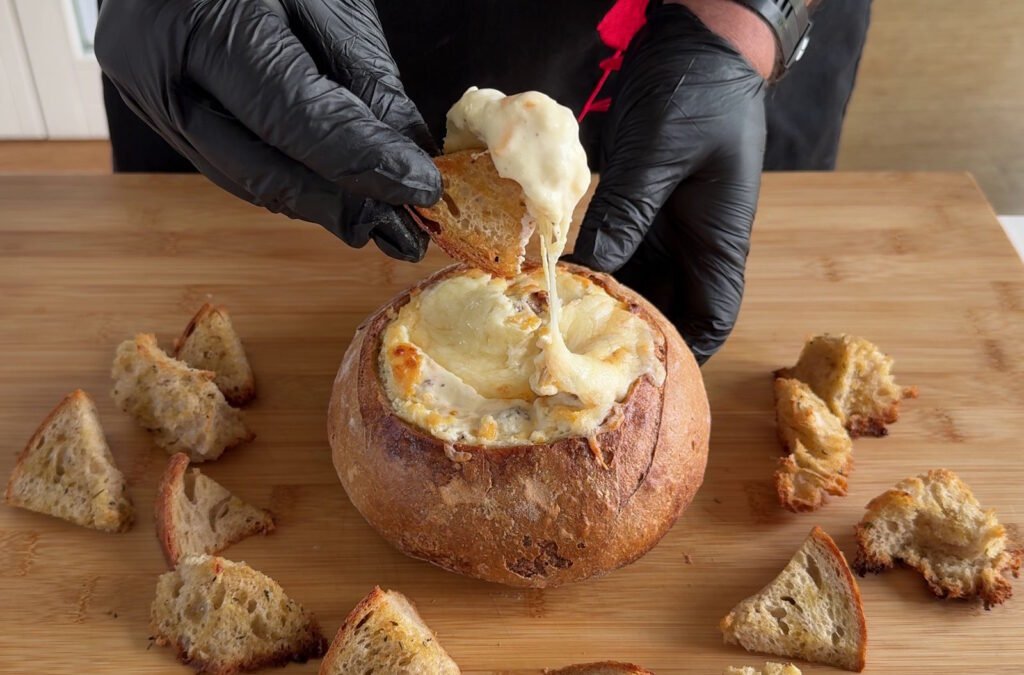 Crostini di pane tostati al barbecue, conditi con olio e rub, da servire con la pagnotta ripiena