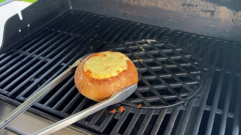 Pagnotta ripiena in cottura indiretta su un barbecue a gas per un risultato perfetto.