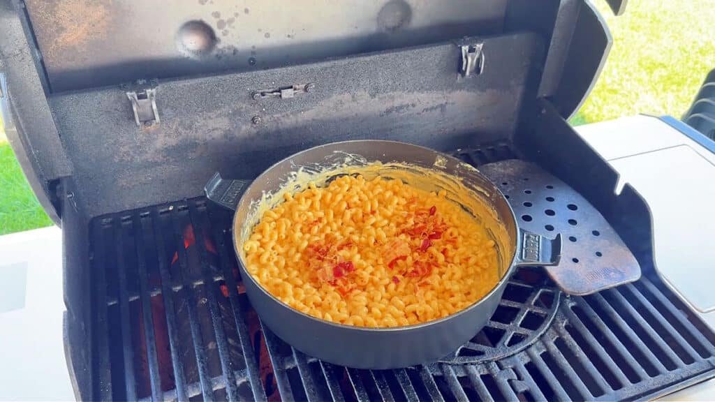 Mac and cheese preparati nel dutch oven al barbecue