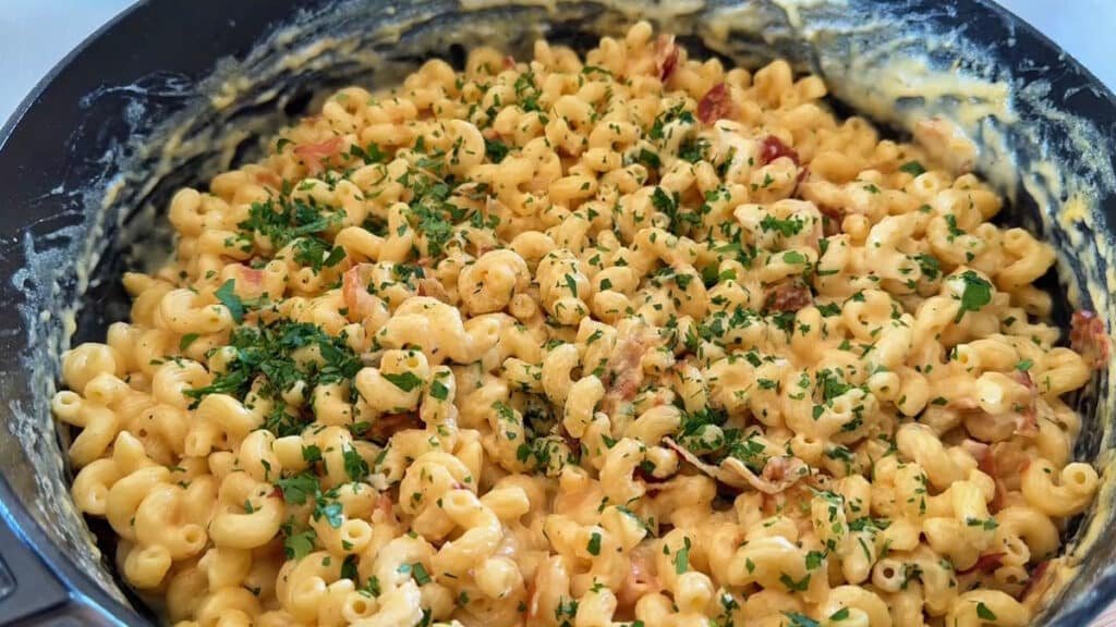 Mac & Cheese con pancetta croccante e prezzemolo nella cocotte di ghisa