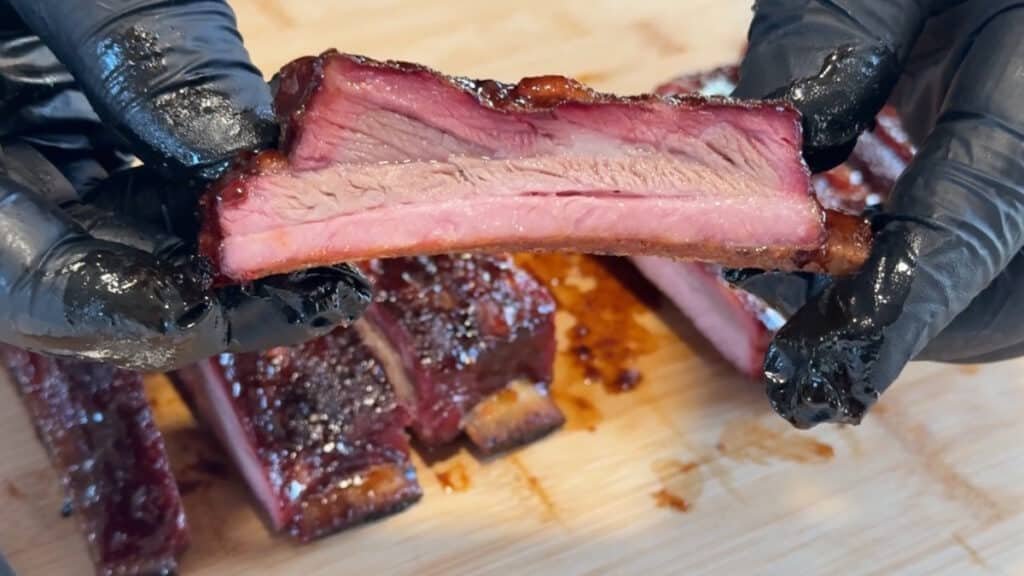 Smoke ring sulla sezione di una costina affumicata nello stile di Kansas City