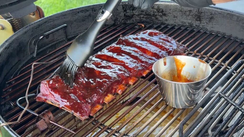 Glassatura delle ribs affumicate su Weber Kettle