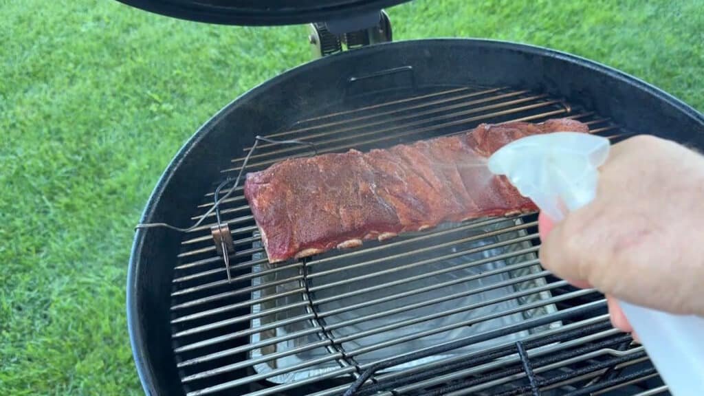 Spritzing delle bbq ribs Kansas City Style