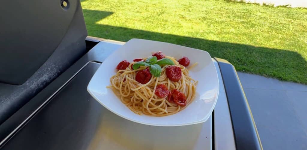 spaghetti con pomodorini al barbecue