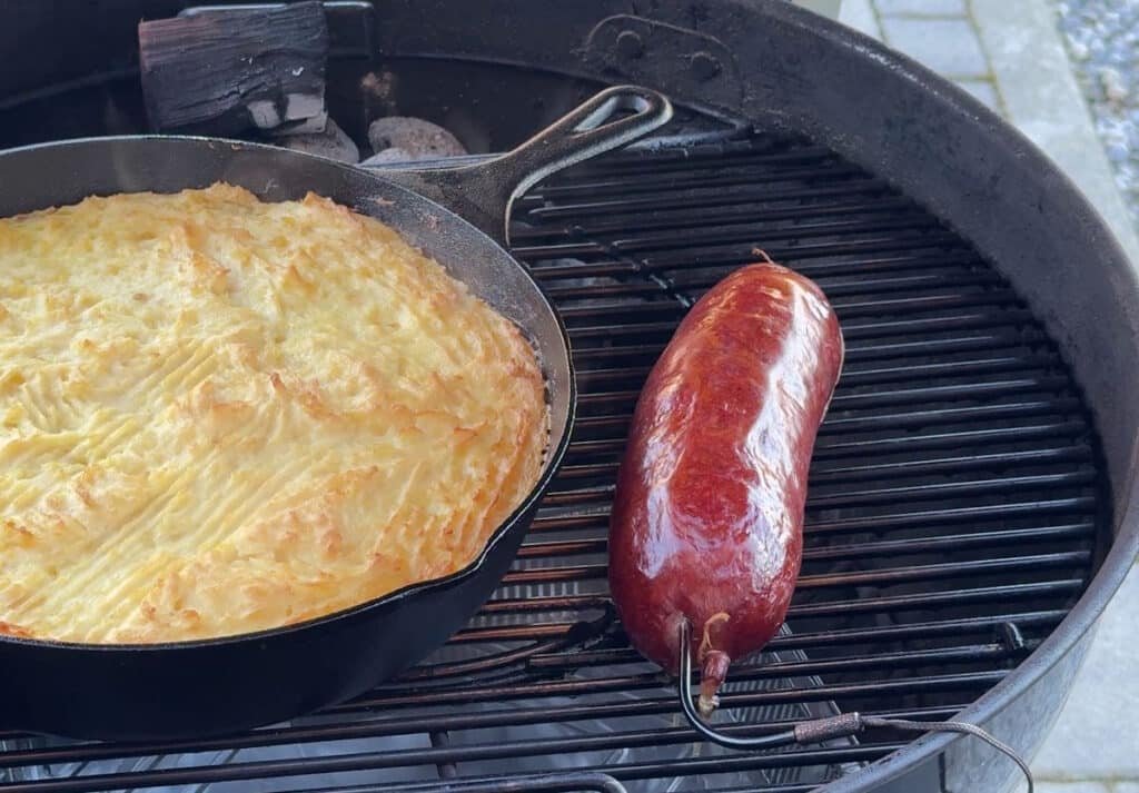 Tagli di maiale per barbecue - cotechino affumicato