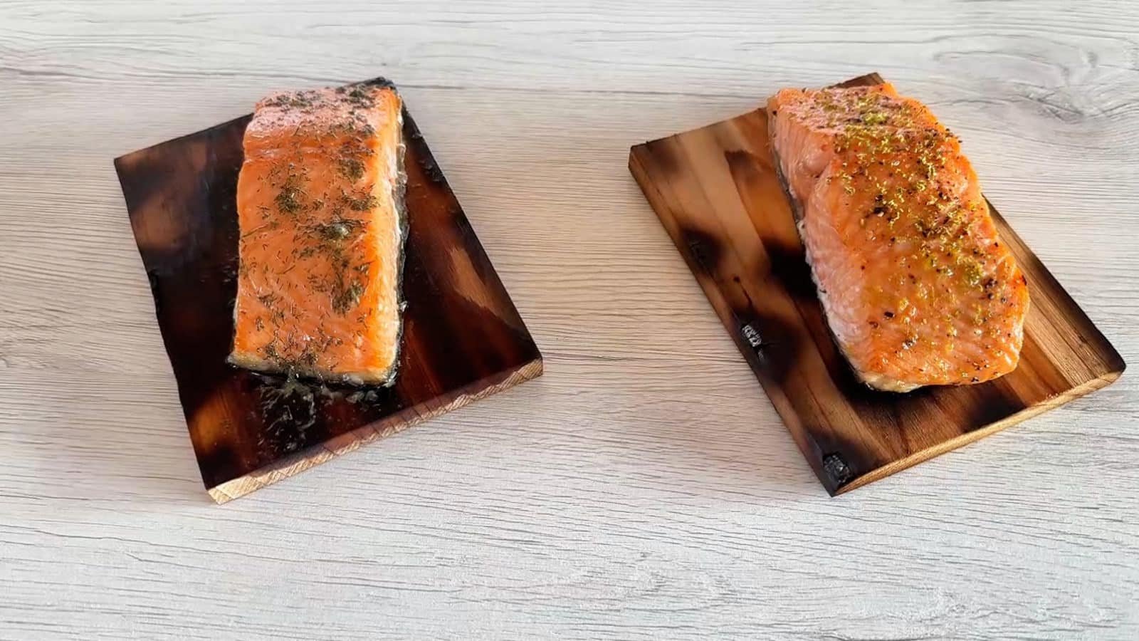 salmone su placca di cedro