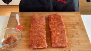 Due baffe di costine di maiale taglio st. louis condite in modo uniforme con abbondante rub prima della cottura