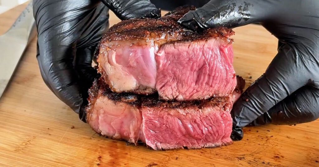 Tomahawk al barbecue con rub al caffè affettata, cottura medium rare con crosta scura