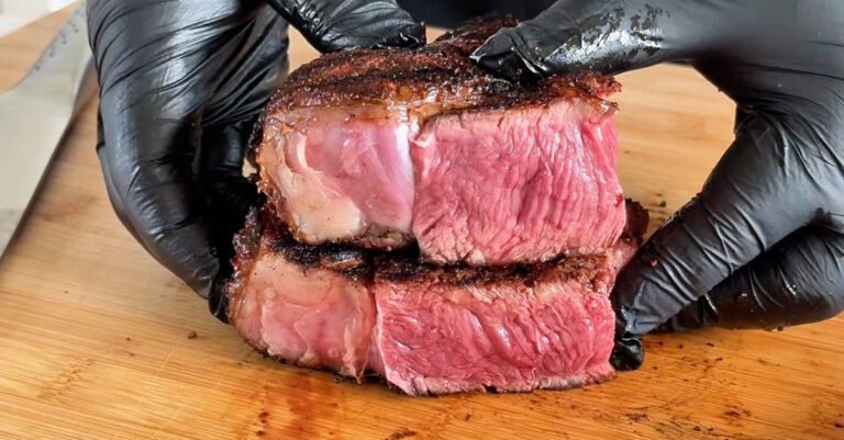 Tomahawk al barbecue con rub al caffè affettata, cottura medium rare con crosta scura