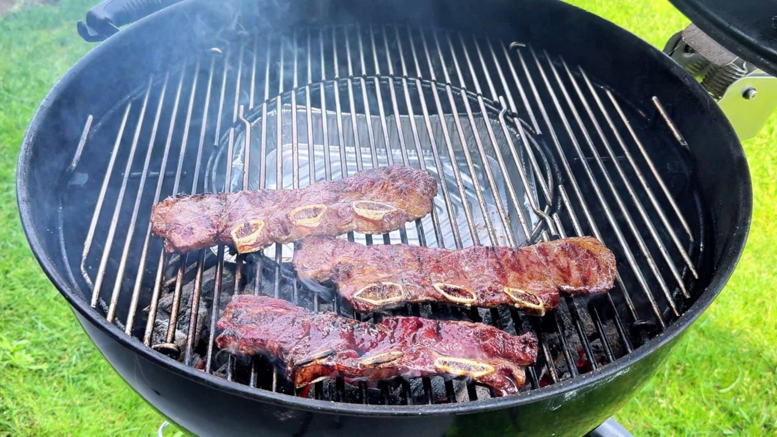 Asado de tira su kettle Weber