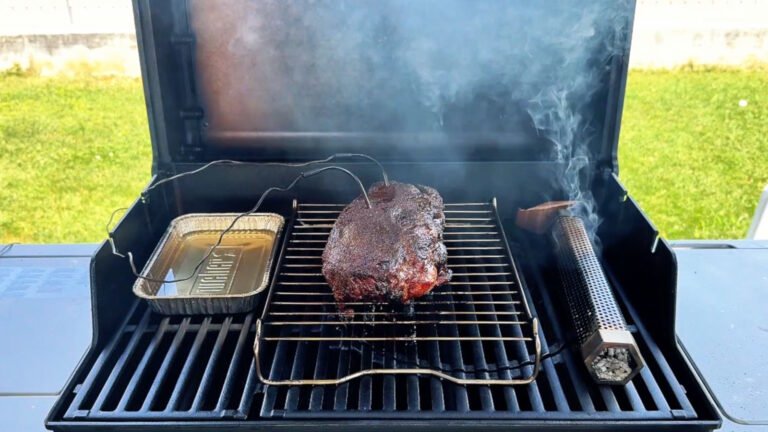 Pulled pork al barbecue a gas: setup completo con tubo affumicatore e bruciatore singolo acceso