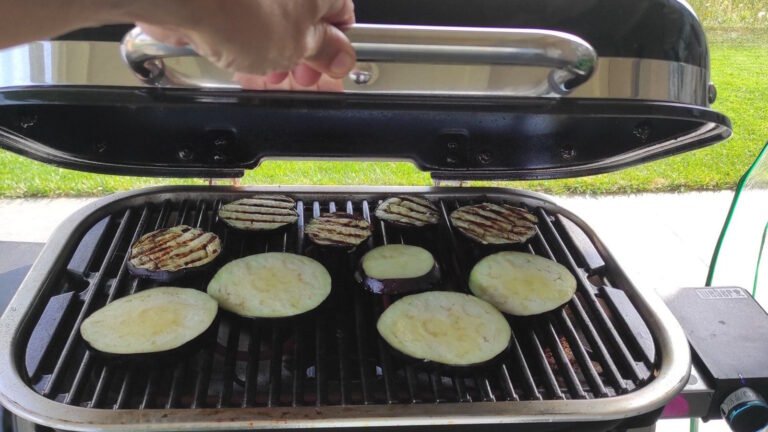 Recensione Weber Lumin: melanzane con le striature sulla griglia in ghisa, coperchio aperto